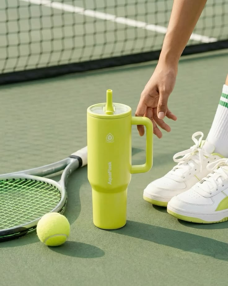 Fotografia di prodotto ambientata su un campo da tennis