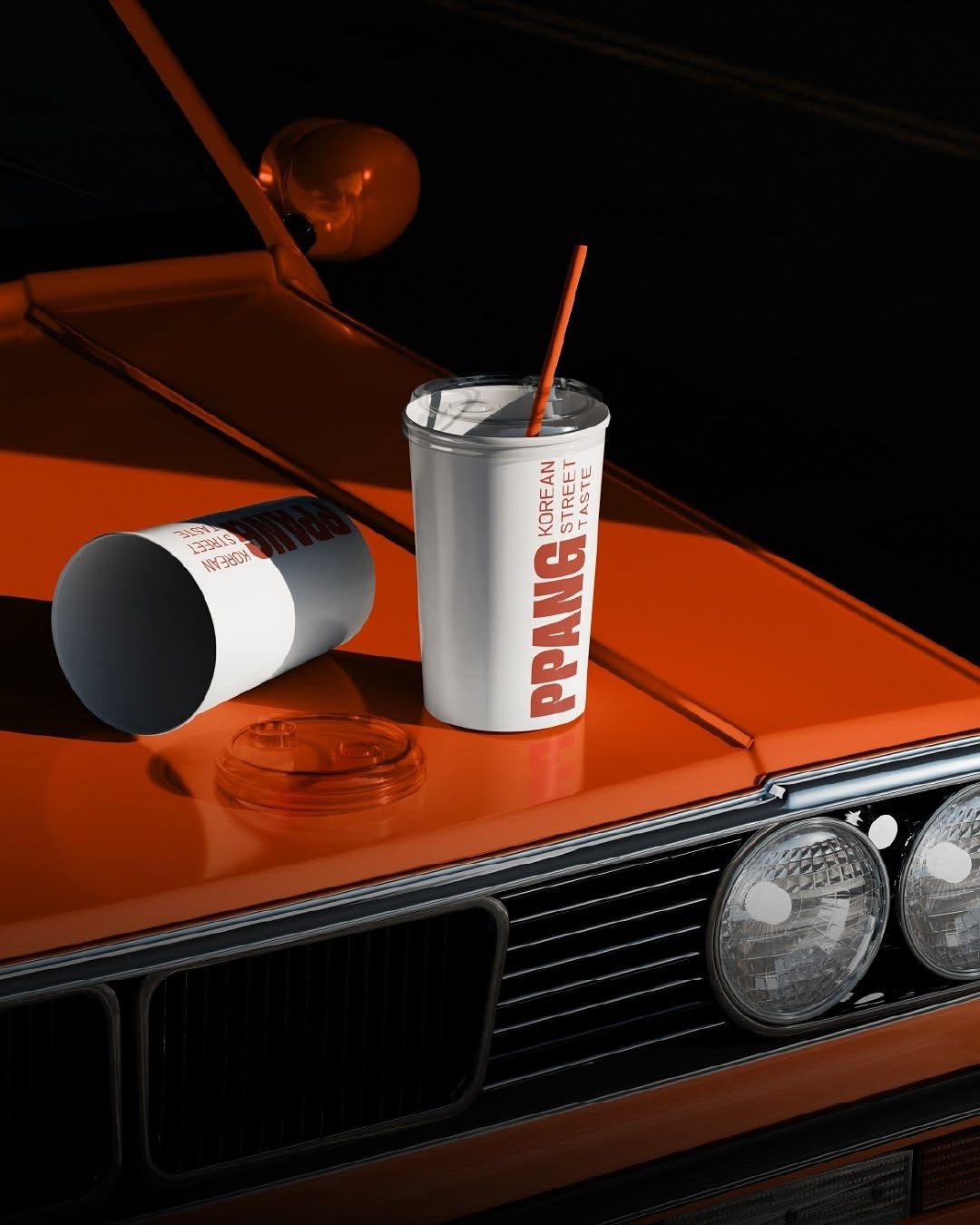 Bicchieri personalizzati su un’automobile arancione